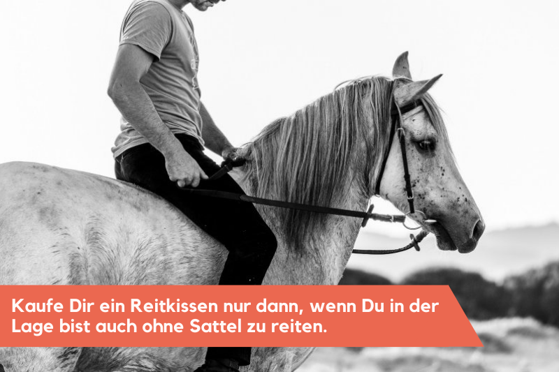 Ein Reiter sitzt ohne Reitkissen oder Sattel auf seinem Pferd.